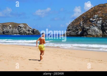 Praia Sancho in Fernando De Noronha, Pernambuco, Brazi. Schönsten Strand der Welt. Völlig verlassen. Laufen in der blue Coral Sea. Stockfoto