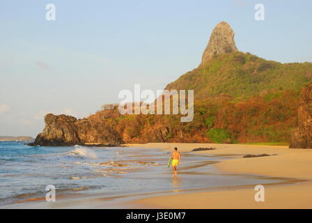 Praia Boldro Strand, Fernando De Noronha, Pernambuco, Brasilien. Typische Strand und Tocky Außenposten. Stockfoto