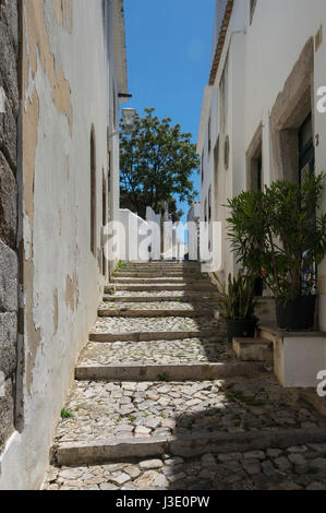Gasse mit gepflasterten Stufen in Tavira, Algarve, Portugal Stockfoto