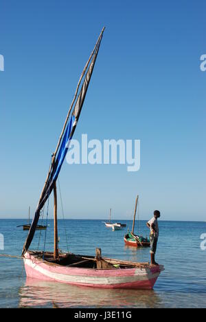 Fischer mit seinem traditionellen Dhau-Fischerboot in Vilanculos, Inhambane Provinz, Mosambik, Südafrika. Stockfoto