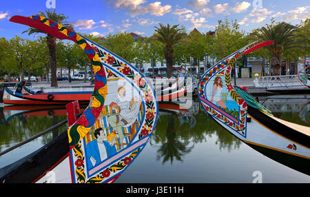 Moliceiro-Boote ankern in Aveiro Kanal Stockfoto