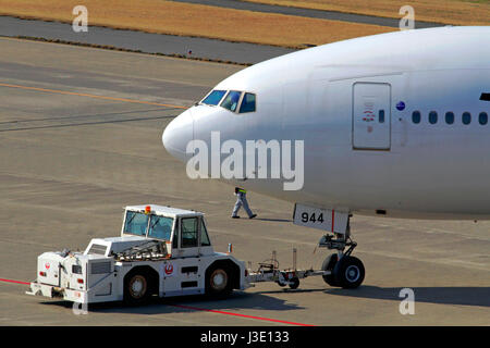 JAL Boeing777 im Schlepptau am Flughafen Tokio-Haneda Tokio Japan Stockfoto