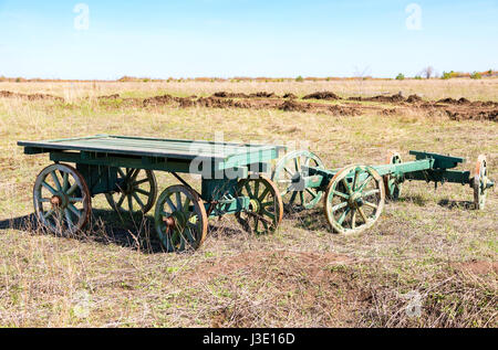 Leben auf dem Land. Alten Holzkarren ohne einen Pferde-Stand auf dem Feld Stockfoto