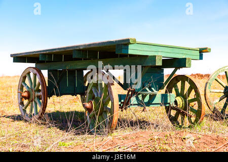 Leben auf dem Land. Alten Holzkarren ohne einen Pferde-Stand auf dem Feld Stockfoto