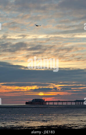 Wunderschöner Sonnenuntergang. Abendhimmel. Möwe über Worthing Pier. Gull fliegt über Sussex Landmark, Großbritannien Stockfoto