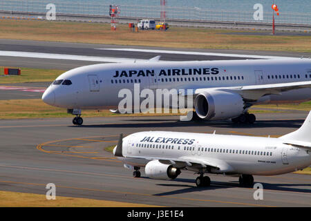 JAL Express Boeing 737 und JAL 787 weiter anstrengend am Flughafen Haneda in Tokio Japan Stockfoto