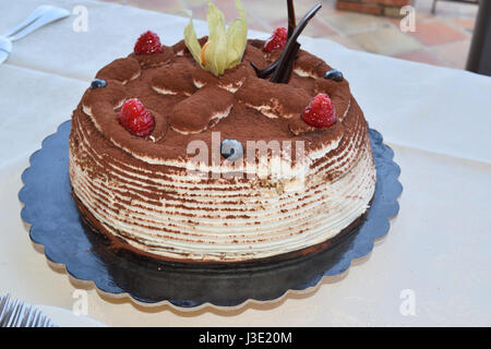 Tiramisu mit Schokolade und Früchten geschmückt Stockfoto