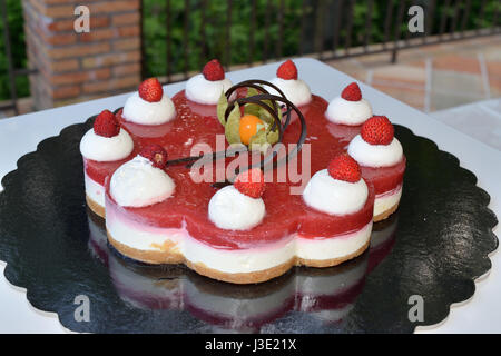 Kuchen mit Ricotta, garniert mit Erdbeer-Gelee Stockfoto