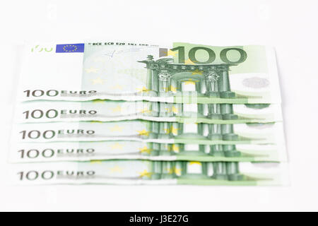 100 Euro-Banknoten auf weißem Hintergrund Stockfoto