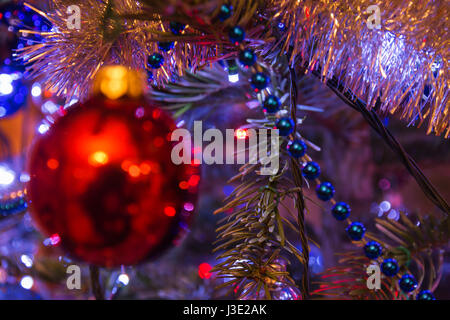 Rote Kugel auf einem Weihnachtsbaum Stockfoto