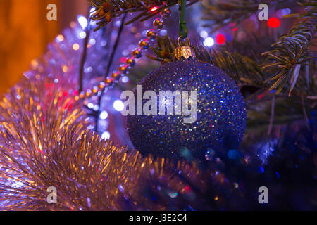 Blaue Kugel auf einem Weihnachtsbaum Stockfoto