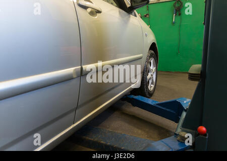 Auto auf einen Aufzug warten Wartung Stockfoto