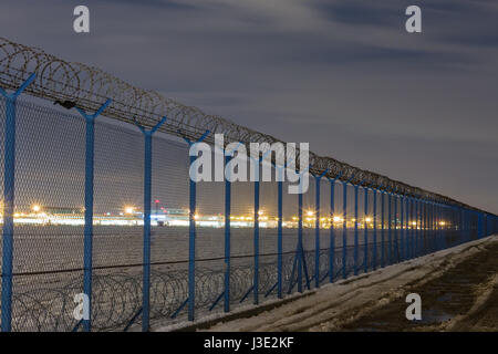 Zaun mit Stacheldraht, Sperrgebiet Stockfoto