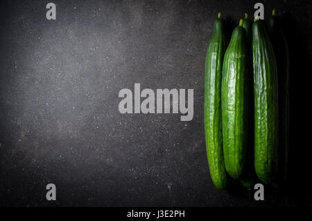 Grüne Gurken auf dunklem Hintergrund Stockfoto