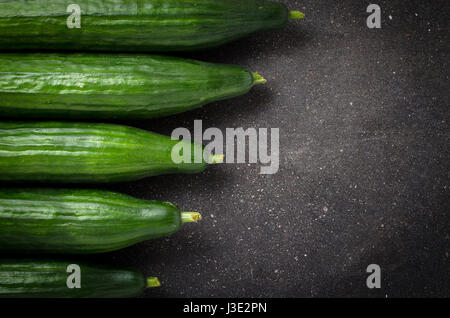 Grüne Gurken auf dunklem Hintergrund Stockfoto