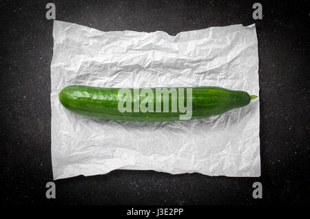 Grüne Gurken auf dunklem Hintergrund Stockfoto