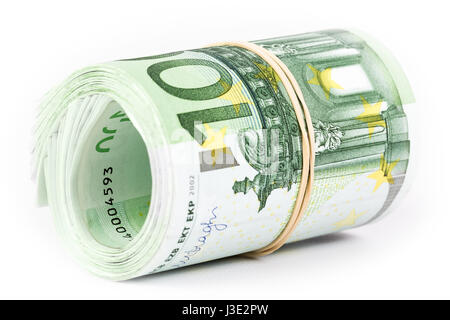 Rolle von hundert Euro-Banknoten mit einem Gummiband auf dem weißen Hintergrund isoliert Stockfoto