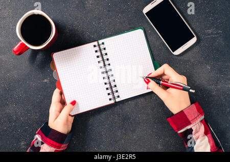 Weibliche Hände schreiben in Leer Notebook Stockfoto