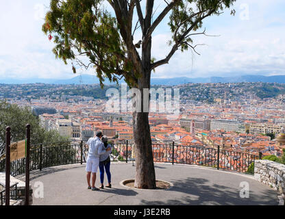 Nizza, Provence-Alpes-Côte d ' Azur, Frankreich. Paar fotografieren Nizza von der Spitze des Burgbergs Stockfoto