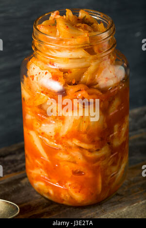 Hausgemachte pikante fermentierte koreanische Kimchi in eine Schüssel geben Stockfoto