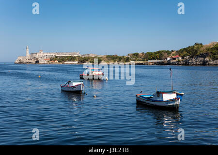 Angelboote/Fischerboote in der Bucht von Havanna, Kuba El Morro Schloß im Hintergrund Stockfoto