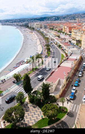 Nizza, Provence-Alpes-Côte d ' Azur, Frankreich. Blick auf die Promenade des Anglais von der Spitze des Burgbergs Stockfoto