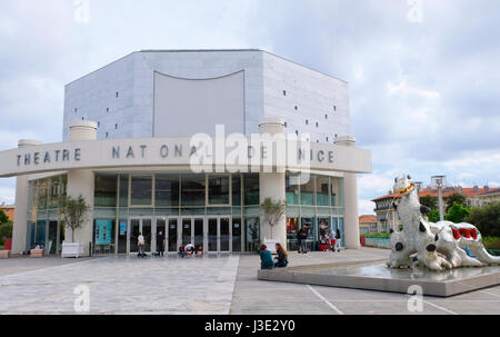 Nizza, Provence-Alpes-Côte d ' Azur, Frankreich. Das Ungeheuer von Loch Ness von Niki de Saint-Phalleon Ausstellung im Musée d ' Art moderne et d ' Art Contemporain, oder Stockfoto