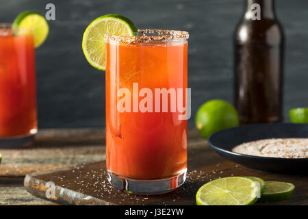 Hausgemachte Michelada mit Bier gesalzene Felge und Tomatensaft Stockfoto