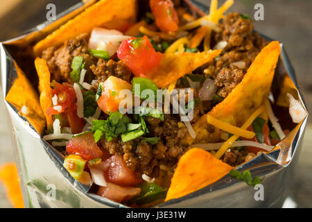 Hausgemachte Rindfleisch zu Fuß Taco in einer Tasche mit Chips Stockfoto