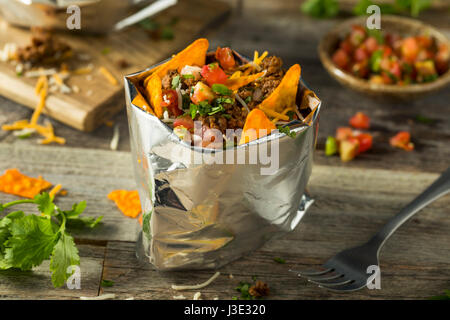 Hausgemachte Rindfleisch zu Fuß Taco in einer Tasche mit Chips Stockfoto