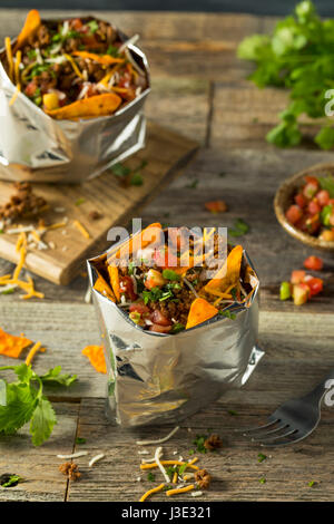 Hausgemachte Rindfleisch zu Fuß Taco in einer Tasche mit Chips Stockfoto