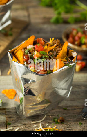 Hausgemachte Rindfleisch zu Fuß Taco in einer Tasche mit Chips Stockfoto