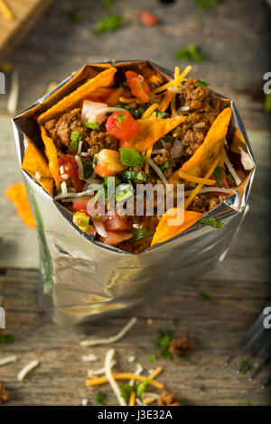 Hausgemachte Rindfleisch zu Fuß Taco in einer Tasche mit Chips Stockfoto