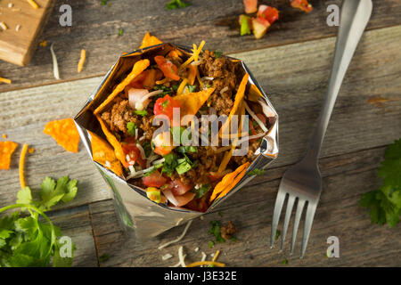 Hausgemachte Rindfleisch zu Fuß Taco in einer Tasche mit Chips Stockfoto