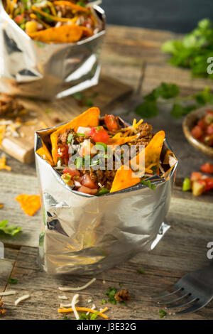 Hausgemachte Rindfleisch zu Fuß Taco in einer Tasche mit Chips Stockfoto