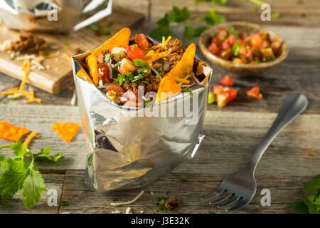 Hausgemachte Rindfleisch zu Fuß Taco in einer Tasche mit Chips Stockfoto