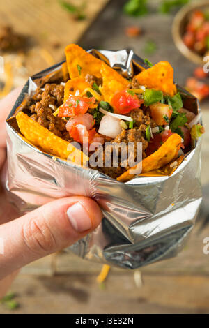 Hausgemachte Rindfleisch zu Fuß Taco in einer Tasche mit Chips Stockfoto