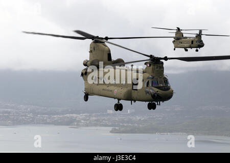 US Army National Guard Soldaten führen eine Orientierung Flug in CH-47F Chinook-Hubschrauber an der Balg Air Force Station 5. März 2017 in Waimanalo auf Hawaii.    (Foto: Matthew A. Foster / US Army National Guard über Planetpix) Stockfoto