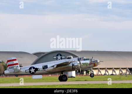 Die USAF Zweiter Weltkrieg Ära b-25 Mitchell Bombenflugzeuge, die Panchito auf der Landebahn auf der Wright-Patterson Air Force Base National Museum der United States Air Force 17. April 2017 landet, in der Nähe von Dayton, Ohio.     (Foto von r.j. Oriez EURO1 Air Force über Planetpix) Stockfoto