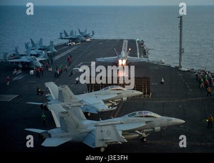 Eine USN F/A-18E Super Hornet Kampfjet Flugzeug startet aus dem USN Nimitz-Klasse-Flugzeugträger USS Carl Vinson 12. April 2017 in das Südchinesische Meer.    (Foto: Andrew DeGarmo / US Navy über Planetpix) Stockfoto