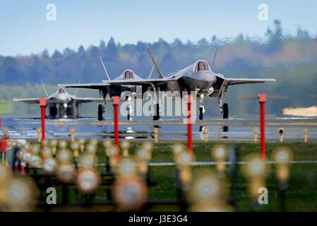 USAF F-35A Lightning II Stealth-Fighter Flugzeuge landen auf der Royal Air Force Lakenheath 15. April 2017 in Lakenheath, England.    (Foto von Matthew Plew EURO1 Air Force über Planetpix) Stockfoto