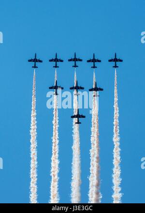 Die italienische Luftwaffe Frecce Tricolori Antenne Demonstration Team Flugzeuge Praxis fliegende Formationen über Aviano Air Base 12. April 2017 in der Nähe von Pordenone, Italien.    (Foto: Cory W. Bush / US Air Force über Planetpix) Stockfoto