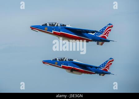 Die französische Luftwaffe Patrouille de France Antenne Demonstration Team Flugzeuge landen auf der Scott Air Force Base 20. April 2017 in der Nähe von Belleville, Illinois.    (Foto von englischen EURO1 Tristin Air Force über Planetpix) Stockfoto