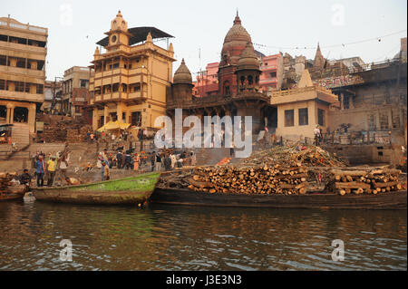 Leichen werden verbrannt oder zur Schöpfung auf Scindia Ghat, Varanasi in Uttar Pradesh, Indien vorbereitet Stockfoto