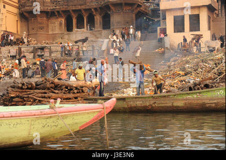 Leichen werden verbrannt oder zur Schöpfung auf Scindia Ghat, Varanasi in Uttar Pradesh, Indien vorbereitet Stockfoto