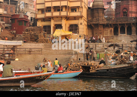 Leichen werden verbrannt oder zur Schöpfung auf Scindia Ghat, Varanasi in Uttar Pradesh, Indien vorbereitet Stockfoto