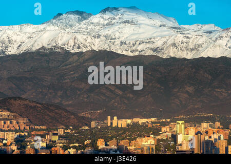 Gebäude im Stadtteil Las Condes in Santiago de Chile und Los Andes Gebirge. Stockfoto