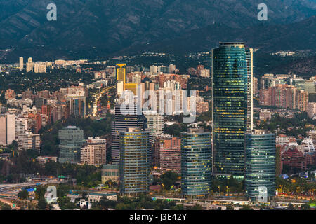 Skyline von Santiago de Chile mit modernen Bürogebäuden im Bankenviertel in Las Condes. Stockfoto