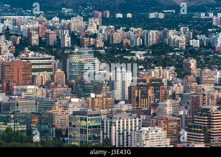 Ansicht von Gebäuden in Providencia und Las Condes Bezirke, die dichteste Teil der Stadt mit Wohn- und Bürogebäuden, Santiago de Chile Stockfoto