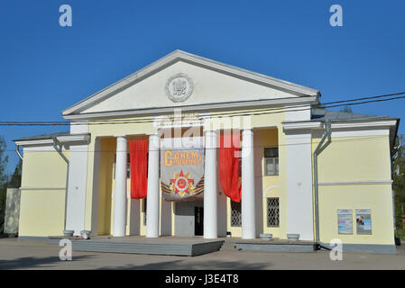 ST. PETERSBURG, Russland - 8. Mai 2016: Das Haus der Kultur im Mai Urlaub in Vyritsa im Frühjahr an einem sonnigen Tag in der Oblast Leningrad Stockfoto